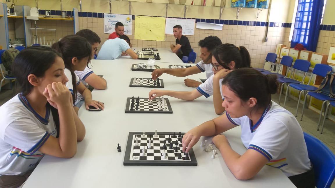 Aula de Xadrez – Novidade! – Colégio Santa Madre Teresa