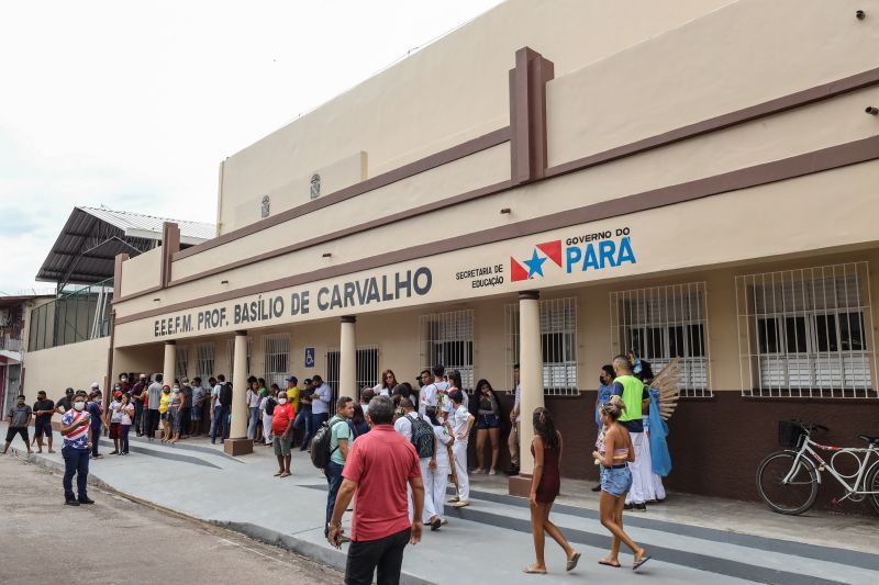 Comunicação - Quadra poliesportiva é construída na Escola Orlando